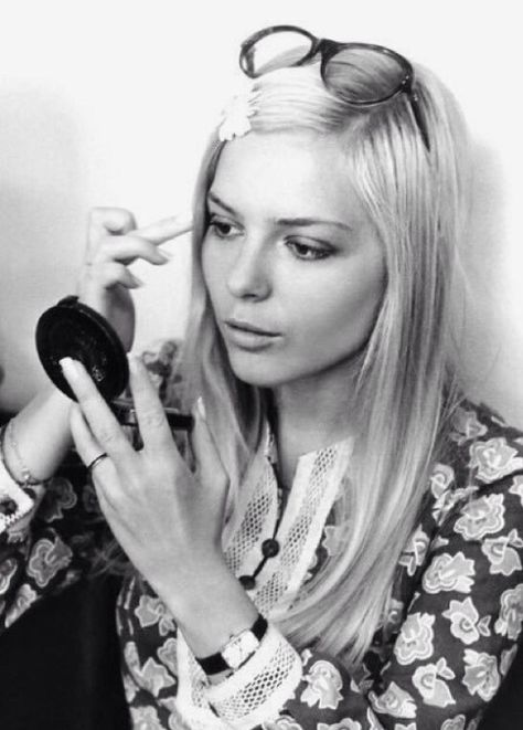 France Gall April 1969 Retro Makeup, France Gall, Francoise Hardy, Charlotte Gainsbourg, French Collection, Catherine Deneuve, Womens Fashion Inspiration, Sandra Bullock, French Women