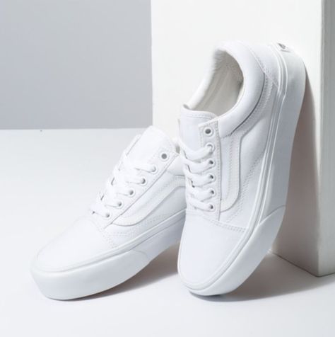 Vans White Sneakers, White Vans Outfit, White Sport Shoes, Shoes For Women White, How To Clean White Sneakers, All White Shoes, Vans Shoes Women, Vans Vintage, All White Sneakers