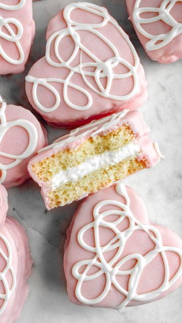 Emily | My Messy Kitchen on Instagram: "Very excited to share these Copycat Little Debbie Valentines Cakes 😍 their snack cakes are one of my favorite store bought treats but they are so good homemade & not to mention so adorable 🥰 💕 ✨tap the link in my profile above and to find the link to this recipe or comment below and I can send it to you! #mymessykitchenn #foodblog #foodtography #foodtographyschool #easyrecipes #thefeedfeed #huffposttaste #foodblogger #thebakefeed #foodblogger #f52grams #thekitchn #copycat #littledebbie #sheetcake #vday #valentinesdaydessert #vday2024 #easybaking #weekendbaking #vanillacake" Essen, Little Debbie Heart Cakes, Little Debbie Recipes, Copycat Little Debbie, Valentine's Sweets, Valentines Cakes, Valentine Cakes, Everyday Cakes, Valentine's Treats