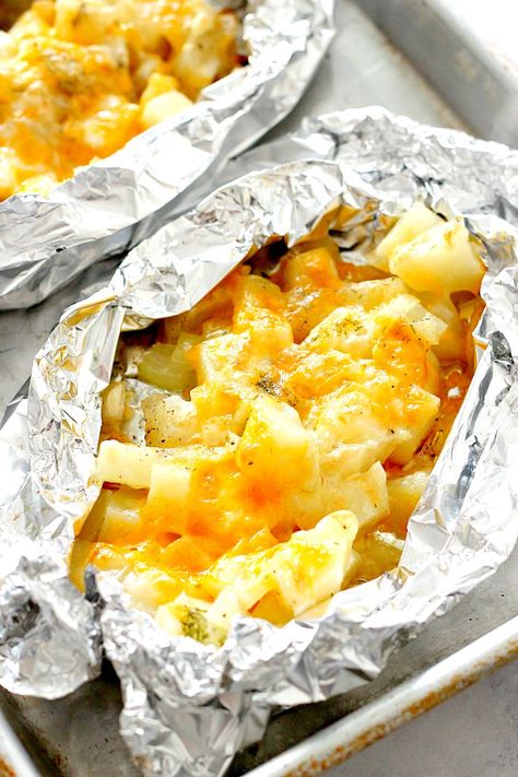 Cheesy Potatoes Foil Packs Recipe - easy and delicious side dish that can be baked in the oven or cooked on the grill! No-mess clean-up makes these perfect for a quick dinner! Foil Packet Potatoes, Foil Pack Dinners, Foil Packet Dinners, Foil Pack Meals, Foil Dinners, Foil Packs, Foil Packet Meals, Foil Packets, Campfire Food