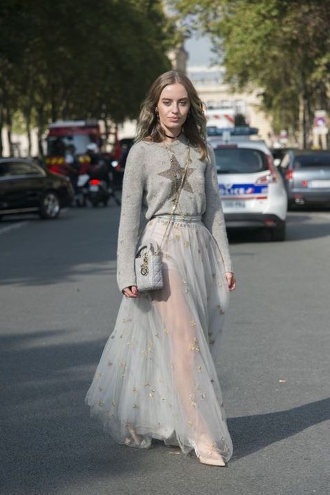 SS18 Paris Fashion Week Street Style Style Over 50 Women, Lady Dior Outfit, Style Over 50, Tulle Skirts Outfit, Summer Street Style, Paris Summer, Paris Fashion Week Street Style, Summer Street, Street Style Trends