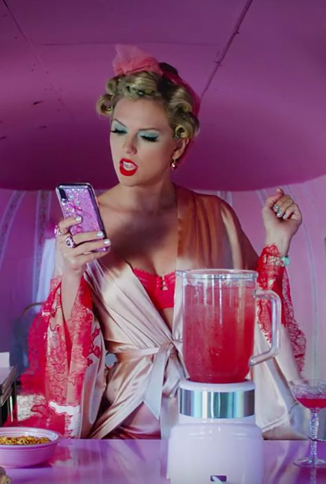 16 Easter Eggs in Taylor Swift’s Colorful "You Need to Calm Down" Music Video Calm Down Music, Style Taylor Swift, Artist Makeup, Estilo Taylor Swift, All About Taylor Swift, Taylor Swift Outfits, Taylor Swift Album, Taylor Swift Wallpaper, Taylor Swift Songs