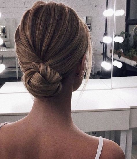 Summer Wedding Hairstyles, Easy Bun Hairstyles, Hair Bun Tutorial, Bridal Hair Updo, Hair Tutorials Easy, Low Bun, Wedding Hairstyles Updo, Short Hair Updo, Trending Hairstyles