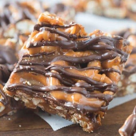 Caramel Pretzel Bars, Chocolate Pretzel Bars, Caramel Pretzel Bark, Homemade Caramel Recipes, Pretzel Desserts, Homemade Candy Bars, Salted Caramel Pretzels, Chocolate Caramel Pretzels, Pretzel Bars