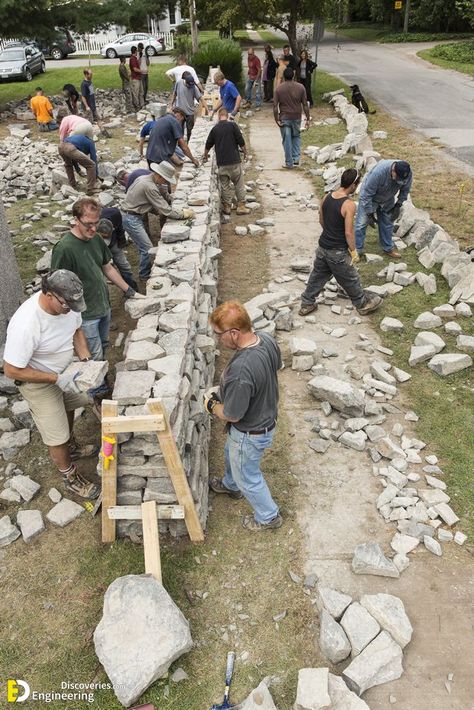 How to Make Beautiful Decorations With Flagstones For Wall - Engineering Discoveries Building A Stone Wall, Stone Walls Garden, Welded Furniture, Stone Retaining Wall, Landscaping Retaining Walls, Beautiful Decorations, Dry Stone Wall, Stone Masonry, Desain Lanskap