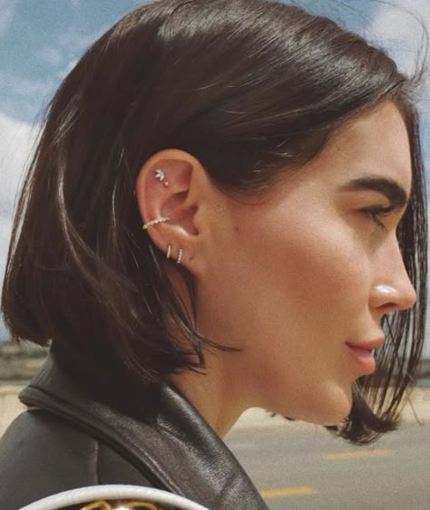 Piercings Locations, Curated Ear Piercing, Ear Piercing Combinations, Ear Lobe Piercings, Curated Ear, Earrings Outfit, Cool Ear Piercings, Mexican Fashion, Cute Ear Piercings