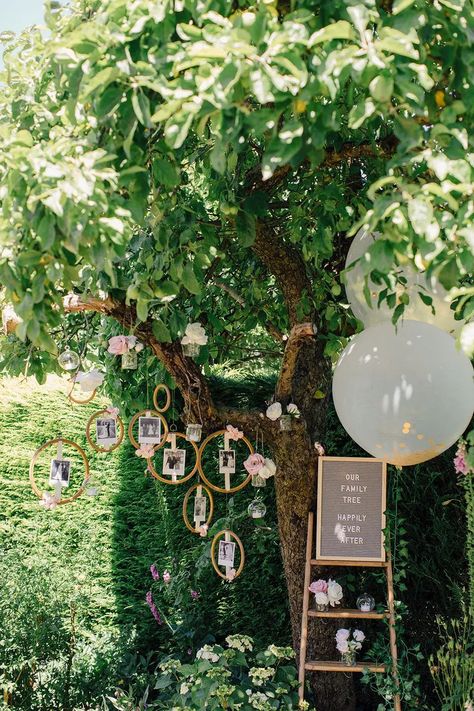 Embroidery Hoop Wedding, Wedding Photo Family, Diy Family Tree, Wedding Tree Decorations, Diy Tree Decor, Tree Tutorial, Photo Polaroid, Giant Balloons, Vintage Wedding Decorations