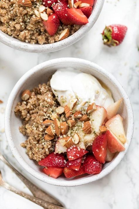 These HEALTHY Strawberry & Peach Quinoa Breakfast Bowls are ready in 10 minutes, packed with protein and taste amazing! #quinoa #quinoabreakfast #strawberry #peach #breakfastbowls #veganbreakfast #simplyquinoa Super Breakfast, Breakfast Bowls Recipe, Quinoa Dishes, Quinoa Breakfast Bowl, Quinoa Bowls, Strawberry Breakfast, Healthy Quinoa, Wakey Wakey, Quinoa Breakfast