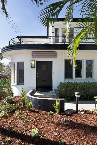 Art Deco House Exterior, Art Deco Home Exterior, Streamline Moderne Architecture, Old Hollywood Homes, Art Deco Exterior, Art Deco Houses, Art Deco Homes, Minimalist Art Deco, Streamline Moderne