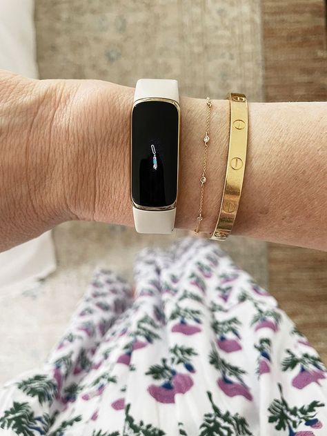 Fitbit Watch Aesthetic, Fitbit Luxe On Wrist, Fitness Watch Aesthetic, How To Style Bracelets With Apple Watch, Fitbit Luxe Aesthetic, Fitbit Bands Diy, Apple Watch And Bracelets, Fitbit Aesthetic, Apple Watch Stack