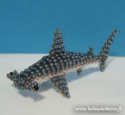 Hammerhead Shark Beaded Shark Pattern, Bead Shark Pattern, Shark Pony Bead Pattern, Bead Shark, Seed Bead Animals, Bead Animals Patterns, Seed Bead Ideas, Beaded Shark, Beading Animals