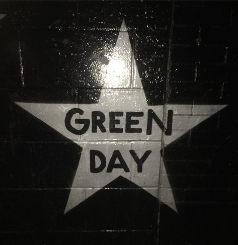 Green Day LIVE on Tour on Instagram: “Oh hey-O! There’s god’s favorite band, @greenday! Their star on First Ave, just down the street from the Target Center. Always nice to…” Greenday Band Aesthetic, Green Day Art, Green Day Aesthetic, Green Day Lyrics, Green Day Band, Green Day Live, Lightning In A Bottle, Thalia Grace, Ipad Background