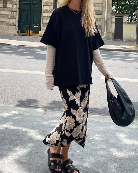 The Stylish and Easy Outfit Formula Scandi Girls Wear | Who What Wear Skirt Outfit Inspiration, Easy Outfit, Outfit Formulas, Health Knowledge, Looks Street Style, Skirt Outfit, Mode Inspo, On Repeat, Looks Style