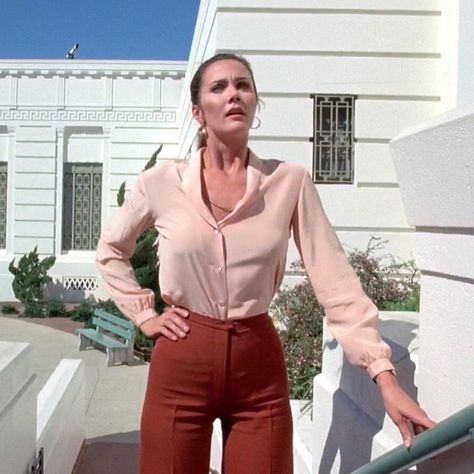 Lynda Carter in Wonder Woman (1975), “Time Bomb” Lynda Carter 1970s, 1970s Outfits, 60s Women, 70s Inspired Fashion, Lynda Carter, Woman Movie, Smart Outfit, Pretty Females, 1970s Fashion