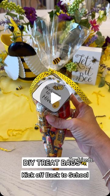 Felicia Pettit | CREATING PARTIES & GIFTS on Instagram: "Welcome back to the hive! 🐝 Kick off the school year with these adorable bee-themed treat bags. Perfect for teachers wanting to give their students a special start!  Or if you’re looking for back to school gifts for classmates!   🐝comment “back to school” for printable & links  Make Everyday a Celebration 🎉   #BackToSchool #BeeTheme #DIYGift #TeacherGifts #PartyIdeas #WelcomeToTheHive #diy #gift #students #teacherlife" Diy Gifts For Teachers From Students, Welcome To School Gifts For Students, Welcome Gifts For Students, Welcome Back To School Gifts, Student Welcome Gifts, Gifts For Classmates, Diy Treat Bag, Student Treats, Welcome Back Gifts