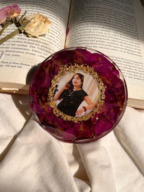 Check out my instagram page for more beautiful preservations👩🏻‍🎨 Resin Art Images, Preserved Roses Resin Art, Rose Resin Art, Resin Art Photo Frame, Rose Preserved In Resin, Rose Preservation, Rose Petal Resin, Resin Preservation, Diy Resin Gifts