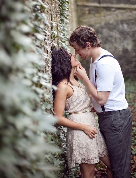 romantic pose for wedding or engagement pictures #engagementphotography #couplesphotography Engagement Shoots Poses, Shooting Couple, Couples Engagement Photos, Couple Picture Poses, Foto Tips, Engagement Photo Poses, Engagement Poses, Foto Vintage, Wedding Engagement Photos