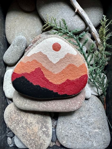 BotanicalSunStudio - Etsy Mountain Painting On Rock, Cute Stone Painting, Scenic Rock Painting Ideas, Desert Rock Painting, Western Painted Rocks, Mountain Painted Rocks, Rock Painting Mountains, Colorado Painted Rocks, Painted Rocks With Mountains