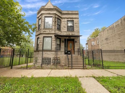 Old Chicago Brick Exterior, Chicago Row House, Old Chicago Brick Wall, Chicago Shedd Aquarium, Rookery Building Chicago, Chicago Real Estate, Chicago Il, Perfect Place, Tiny House