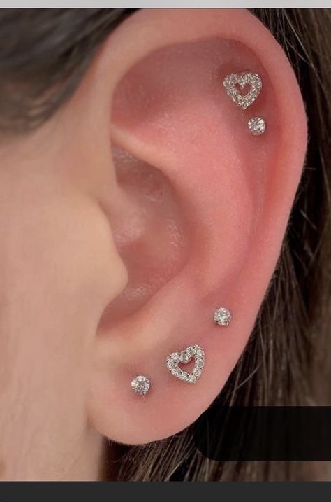 Ušný Piercing, Minimalist Ear Piercings, Second Ear Piercing, Trending Earrings, Daith Piercing Jewelry, Cool Ear Piercings, Pretty Ear Piercings, Cool Piercings, Cute Ear Piercings