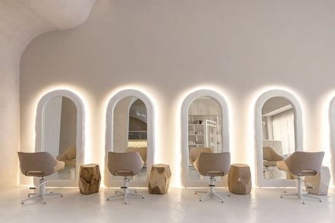 Arched Mirror Salon, Arch Mirror Hair Salon, Long Salon Design, Luxe Salon Decor, Mirror Salon Design, Arched Mirror Salon Station, Salon Inspo Luxe, White Salon Interior, Salon Mirror Design