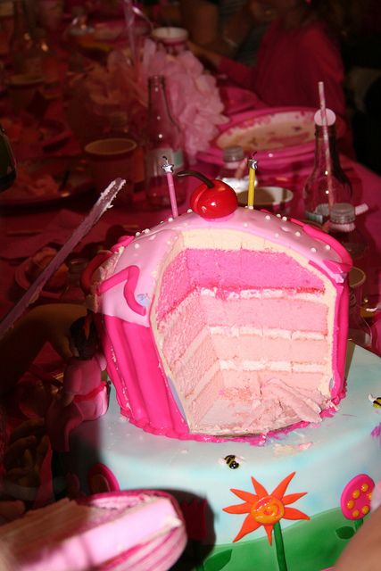 Pinkalicious Party --cupcake/cake pink layers Pinkalicious Birthday Cake, Pinkalicious Cake, Pinkalicious Birthday Party, Pinkalicious Party, Castle Cakes, Colored Chocolate, Poker Cake, Pretty Birthday Cakes, Birthday Planning