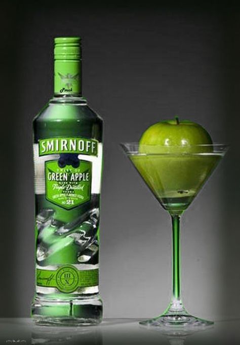 Apple and Smirnoff green Vodka Aesthetic, Smirnoff Green Apple, Apple Martini, Happy Hour Cocktails, Alcohol Drinks, Aesthetic Green, Jello Shots, Coconut Lime, Emerald City