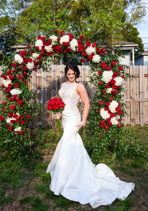 Red Rose Wedding Aisle Decor, Wedding Arch Red And White, Red And White Theme Wedding, Red And White Wedding Venues, Deep Red And White Wedding, Crimson Red And White Wedding, Red And White Roses Wedding Decor, Wedding Decor Red And White, Red Rose Arch Wedding