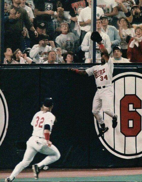 Kirby Puckett leaps and makes a game saving catch in game 6 of the 1991 World Series National League, Minnesota Twins, Minnesota Twins Baseball, Twins Baseball, Tigers Baseball, Baseball Photos, Sports Hero, Baseball Equipment, Vintage Baseball