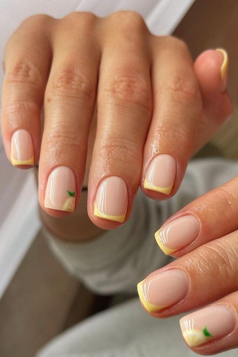 Short Clean Lemon Nails Office Nails, Lemon Nails, Mint Green Nails, Feather Nails, Squoval Nails, Short Gel Nails, Stylish Nails Designs, Summery Nails, Vacation Nails