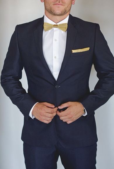 Navy Blue Suit with Gold Bow-Tie Navy Gold Wedding, Costume Beige, Navy Blue And Gold Wedding, Navy Tuxedos, South African Weddings, Suits Men, Groomsmen Suits, Groomsmen Attire, Navy Wedding