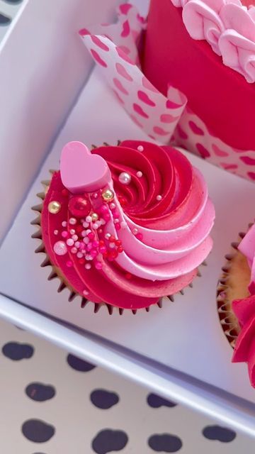 Valentine’s Day Bento Box Cake, Valentine’s Day Cupcakes Aesthetic, Cupcake Decorating Valentines Day, Valentine S Day Cupcakes, Cupcake Valentine Box Ideas, Mini Valentines Cupcakes, Valentine’s Day Cupcakes For Kids, Valentine's Day Cupcakes Ideas, Valentines Day Cupcakes Ideas Creative