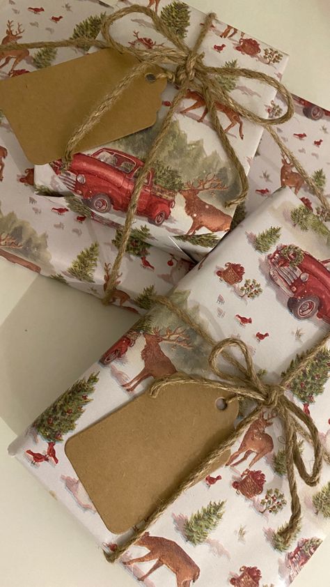 Cute Wrapping Paper Ideas, Christmas Wrapping Astethic, Cute Wrapping Paper Christmas, Traditional Christmas Wrapping Ideas, Christmas Aesthetic Wrapping Paper, Aesthetic Christmas Wrapping Ideas, Christmas Present Wrapping Aesthetic, Present Wrapping Ideas Christmas, Wrapped Gifts Aesthetic