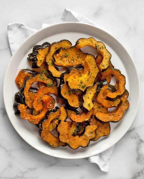 Carnival Squash, Acorn Squash Recipe, Winter Side Dishes, Buttercup Squash, Roasted Acorn Squash, Acorn Squash Recipes, Root Veggies, Dried Thyme, Squash Recipe