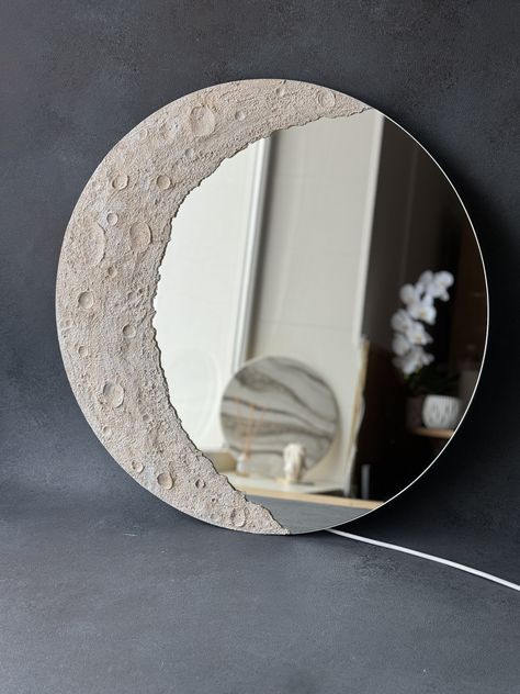 The beige moon mirror, a stunning textured round boho mirror, is a perfect addition to any home looking to embrace moon phase decor. This accent custom mirror features a unique design that captures the phases of the moon, making it a standout piece in mirror wall decor. Its intricate texture and soothing beige hue blend seamlessly with various interior styles, adding a touch of celestial elegance to any room. ◌ Material: texture paste, mirror ◌ Color: beige, gray ◌ Comes with a hook in the back Round Boho Mirror, Boho Round Mirror, Moon Mirror Wall Decor, Boho Spiegel, Moon Phase Decor, Mirror Texture, Moon Texture, Custom Mirror, Boho Mirror