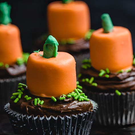 These Marshmallow Pumpkin Cupcake Toppers are a perfect treat to get the family in the spooky mood for Halloween! 🎃🧁 Cake Cravings, Holiday Recipies, Creative Treats, Frosting Ideas, Marshmallow Pumpkin, Pumpkin Spices, Candy Wafers, Campfire Marshmallows, Boo Baskets