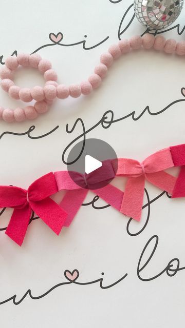 How To Make Felt Garland, Felt Garland Diy, Themed Lunches, Bow Garland, Bow Party, Diy Christmas Garland, Easy Diy Decor, Ra Ideas, Felt Bows