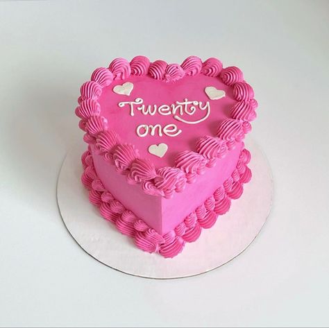 Small vintage birthday cake with pink icing and 21 written on it Pink Heart Shaped Cakes Birthday, Small Pink Cake, Baddie Birthday Cake, Bratz Birthday, 21st Bday Cake, Heart Shaped Birthday Cake, Nyc Cake, Hot Pink Cakes, Heart Birthday Cake