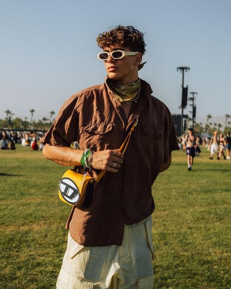 Guy Coachella Outfits, Coachella Outfit Ideas Men, Guy Rave Outfits, Music Festival Outfits Men, Rave Outfits For Guys, Male Festival Outfits, Simple Rave Outfits, Rave Outfit Men, Men Rave Outfits