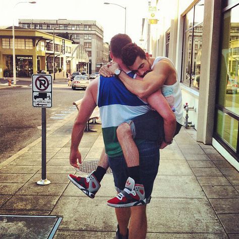 Carry me home Gay Romance, Luz Natural, Intj, Gay Love, Bodybuilder, Male Body, Gay Pride, Muscles, A Man