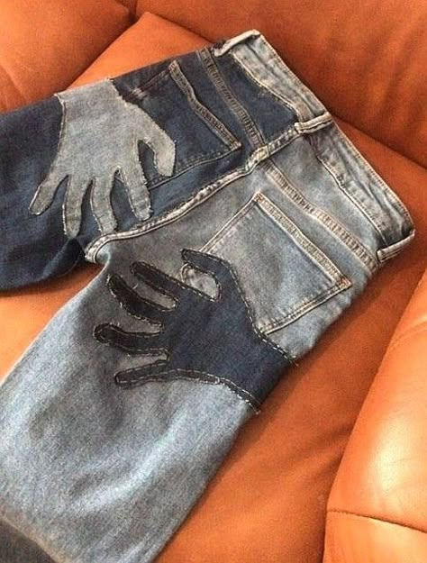 Custom Patchwork Jeans, Upcycle Clothes Denim, Jean Modification, Jeans Makeover Diy, Upcycling Denim Jeans, Cute Upcycled Clothes Ideas, Jean Upcycle Ideas, Denim Sewing Ideas, Jeans Sewing Ideas