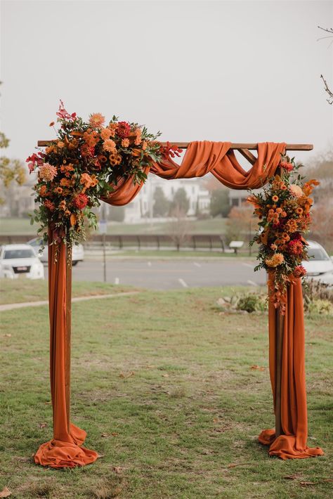 Fall Arch Decoration Wedding, Fall Wedding Cheap Ideas, Wedding Decor Table Ideas Rustic, Safe And Rust Wedding, Indian Wedding Ceremony Decorations, Wedding Arch Burnt Orange, Fall Themed Wedding Arch, Tericatta Wedding, Rust Red Wedding Theme