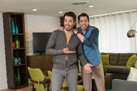 Drew and Jonathan Scott have helped hundreds of people transform dated properties into dream homes on Property Brothers and Property Brothers: Buying +Selling. Along the way, they've picked up endless helpful hints and ideas to make it easier and more cost-effective. Here are 32 brother-inspired tips to make your transformation a success. Brother Vs Brother, Drew And Jonathan Scott, Short Curly Hairstyles For Women, Property Brother, Hgtv Shows, Home Improvement Tv Show, Scott Brothers, Hardscape Design, Beach House Kitchens