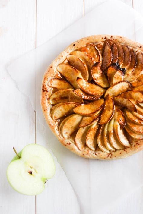 Vegan French Apple Tart Vegan Pies, French Apple Tart, Thanksgiving Brunch, Vegan French, Quick Easy Vegan, Easy Vegan Dessert, Fingerfood Party, Vegan Pie, Apple Dessert Recipes