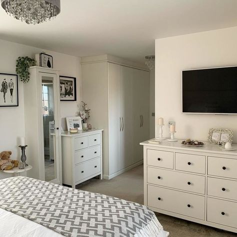 Styling A Tv In Bedroom, Ikea Master Bedrooms Decor, Ikea Bedroom Inspiration, White Ikea Bedroom, Bedroom Ikea Ideas, Bedroom Inspirations Ikea, White Furniture Bedroom, Bedroom Ideas Simple, White Room Decor Bedroom