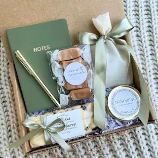 Thank U Gifts For Friends, Gift For Women Day, Beige Gift Box Ideas, Gift Box For Women Christmas, Wellness Gift Box Ideas, Self Love Gift Basket Ideas, Mom Gift Box Ideas, Gifts For Someone Special, Jewelry Gifts For Women