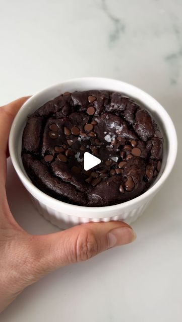 Calla Ramont on Instagram: "Gluten-free, dairy-free, & low in sugar brownie baked oatmeal 🍫🍫 the perfect healthy breakfast, snack, or even dessert 😆 

Ingredients 
1/3 cup oats 
1/2 spotty banana 
1 egg 
1/4 cup milk of choice (I used coconut milk) 
1 heaping tbsp cocoa powder 
Pinch salt 
1/4 tsp baking soda 
Chocolate chips 
Optional - add 1 tbsp maple syrup, honey, coconut sugar or sweetener of choice if you want it sweeter! 

Directions 
1) add all ingredients (except chocolate chips) to a blender and blend until fully combined 
2) pour batter into a lightly greased oven-safe baking dish 
3) top with chocolate chips 
4) bake at 350F for 20-25 ish minutes. Top with sea salt and enjoy! 

#bakedoats #bakedoatmeal #cleaneating #oatmeal #breakfast #healthybreakfast #easyrecipes #healthyr Brownie Baked Oatmeal, Cup Desserts, Preworkout Snack, Perfect Healthy Breakfast, Chocolate Dishes, Protein Snack, Calorie Recipes, Healthier Food, No Bake Brownies