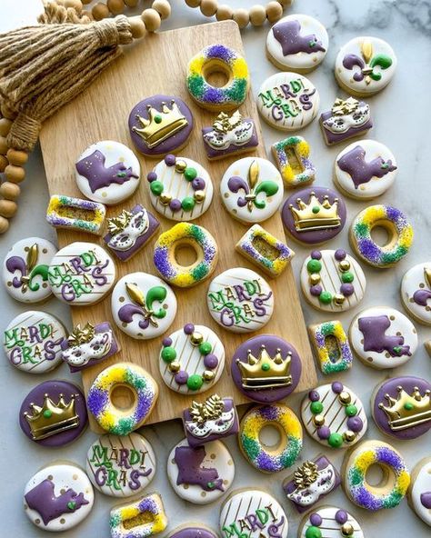 Huong Nguyen on Instagram: "Happy Kings Day! 💜💛💚 It’s the start of Mardi Gras season down here in the South! Cheers to a whole month and 1/2 of parades and festivities 🎭 #MardiGras #MardiGrasCookies #KingCake #KingCakeCookies #Nola #NolaCookies #Fleurdelis #fleurdeliscookies #KingsDay #MiniCookies #NewOrleans" Mardi Gras Treat Table, Mardi Gras 2nd Birthday Party, Mardi Gras Theme Birthday Party, Mardi Gras Royal Icing Cookies, Mardi Gras Baby Shower Cookies, Mardi Gras Theme Gender Reveal, Mardi Gras Cookie Cake, Mardi Gras Macarons, New Orleans Cookies