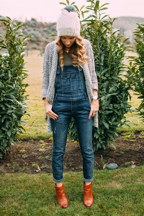 Overalls // Twenties Girl Style Overalls Outfit Winter, Style Salopette, Overalls Outfits, Trendy Overalls, Style Overalls, Overall Outfit, Overalls Outfit, Looks Chic, Denim Overalls