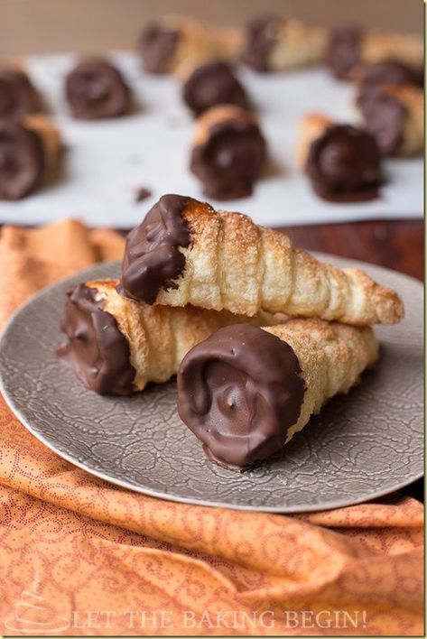 Delicious pastry recipe made of puff pastries dipped in chocolate and filled with a sweet custard cream. 1st Recipes, Crispy Cream, Food Thoughts, Artisan Breads, Cream Horns, Puff Pastry Desserts, Dipped In Chocolate, Boston Cream Pie, Filo Pastry